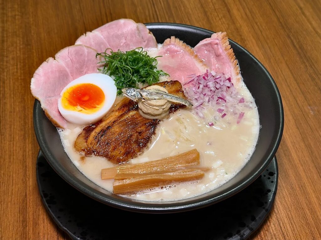 3.  Ramen Osaka The Street Ratchada - 20 ร้านอาหารญี่ปุ่นย่านรัชดา พักใจกับของอร่อยหลังเลิกงาน