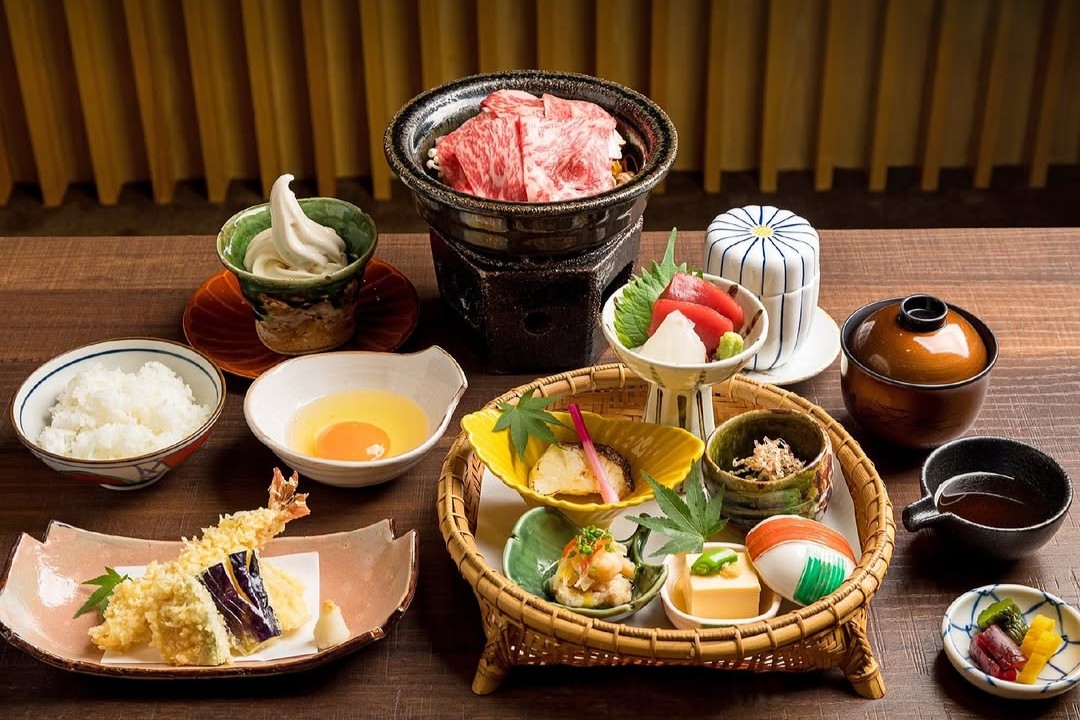 ไม่ว่าคุณจะต้องการสัมผัสความลุ่มลึกของเมนูจานหลักที่รวบรวมจานเด็ดระดับตำนาน หรืออยากลิ้มลองเมนูตามฤดูกาลที่ผลัดเปลี่ยนไปตามช่วงเวลา คิตะโอจิมีตัวเลือกที่ตอบโจทย์เสมอ ที่นี่มีทั้งคอร์สไคเซกิที่จัดวางลำดับรสชาติมาอย่างสมดุล และเมนูอะลาคาร์ทที่คัดสรรวัตถุดิบชั้นยอดมาให้เลือกทานตามความชอบ ทุกจานผ่านการปรุงที่เน้นความประณีต ทั้งรสชาติและหน้าตาอาหารที่สวยงามราวกับงานศิลปะ เพื่อให้ทุกคำที่รับประทานคือที่สุดของอาหารญี่ปุ่นอย่างแท้จริง