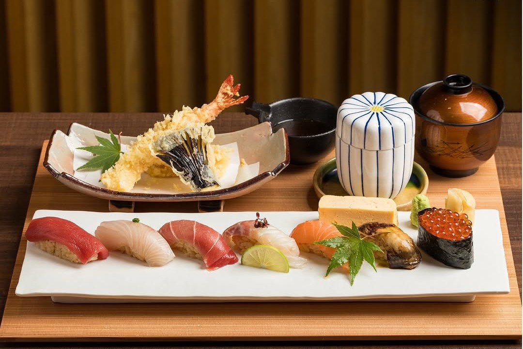 ไม่ว่าคุณจะต้องการสัมผัสความลุ่มลึกของเมนูจานหลักที่รวบรวมจานเด็ดระดับตำนาน หรืออยากลิ้มลองเมนูตามฤดูกาลที่ผลัดเปลี่ยนไปตามช่วงเวลา คิตะโอจิมีตัวเลือกที่ตอบโจทย์เสมอ ที่นี่มีทั้งคอร์สไคเซกิที่จัดวางลำดับรสชาติมาอย่างสมดุล และเมนูอะลาคาร์ทที่คัดสรรวัตถุดิบชั้นยอดมาให้เลือกทานตามความชอบ ทุกจานผ่านการปรุงที่เน้นความประณีต ทั้งรสชาติและหน้าตาอาหารที่สวยงามราวกับงานศิลปะ เพื่อให้ทุกคำที่รับประทานคือที่สุดของอาหารญี่ปุ่นอย่างแท้จริง