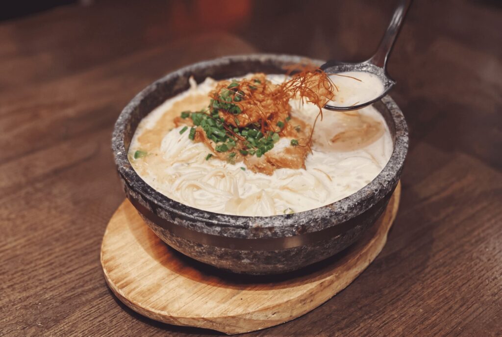 10. Tonkotsu Kazan Ramen - 15 ร้านราเมง (Ramen) ต้นตำรับญี่ปุ่น ที่มาเปิดสาขาในไทย