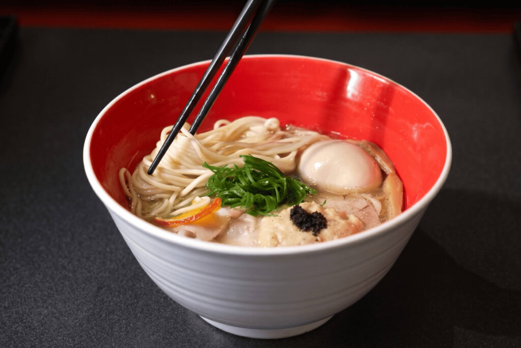 6. Tsuta - 10 ร้านทงคตสึราเมง (Tonkotsu Ramen) ซุปกระดูกหมูเข้มข้น อุดมคอลลาเจน