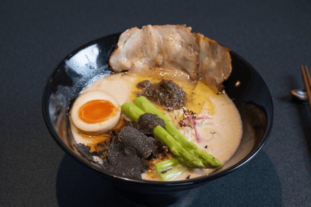 6. Tsuta - 10 ร้านทงคตสึราเมง (Tonkotsu Ramen) ซุปกระดูกหมูเข้มข้น อุดมคอลลาเจน