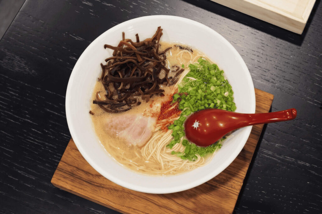 8. Menya Gaga - 10 ร้านทงคตสึราเมง (Tonkotsu Ramen) ซุปกระดูกหมูเข้มข้น อุดมคอลลาเจน