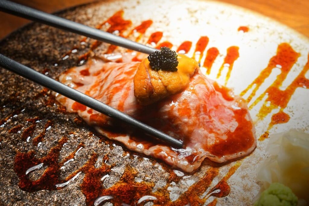 1. Yuna Japanese Restaurant - 8 ร้านซูชิ (Sushi) แถวนานา อร่อยสดใหม่ วัตถุดิบส่งตรงจากญี่ปุ่น