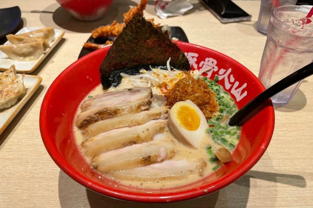3. Tonkotsu Kazan Ramen - 9 ร้านอาหารญี่ปุ่นในสยามเซ็นเตอร์ (Siam Center) พิกัดเด็ดสายกินต้องแวะเช็กอิน