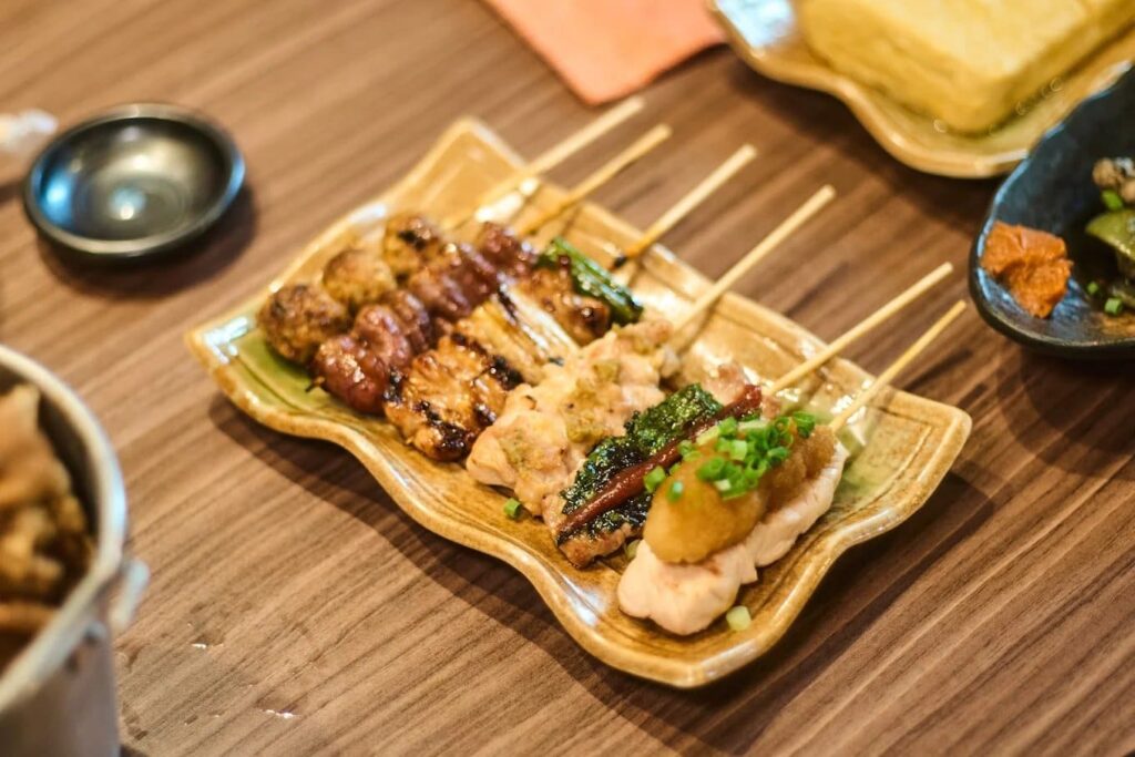 1. Yakitori Ban Ban Ekkamai - 10 ร้านอิซากายะ (Izakaya) เอกมัย บรรยากาศสุดชิล นั่งดื่มฟิน กินเพลินหลังเลิกงาน