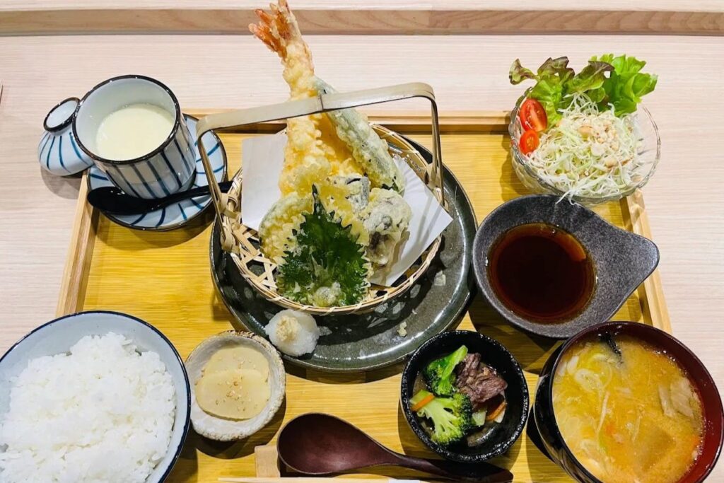 8. Sushi Yuji - 10 ร้านซูชิ (Sushi) ย่านอโศก สดฟินเหมือนบินไปกินที่เจแปน