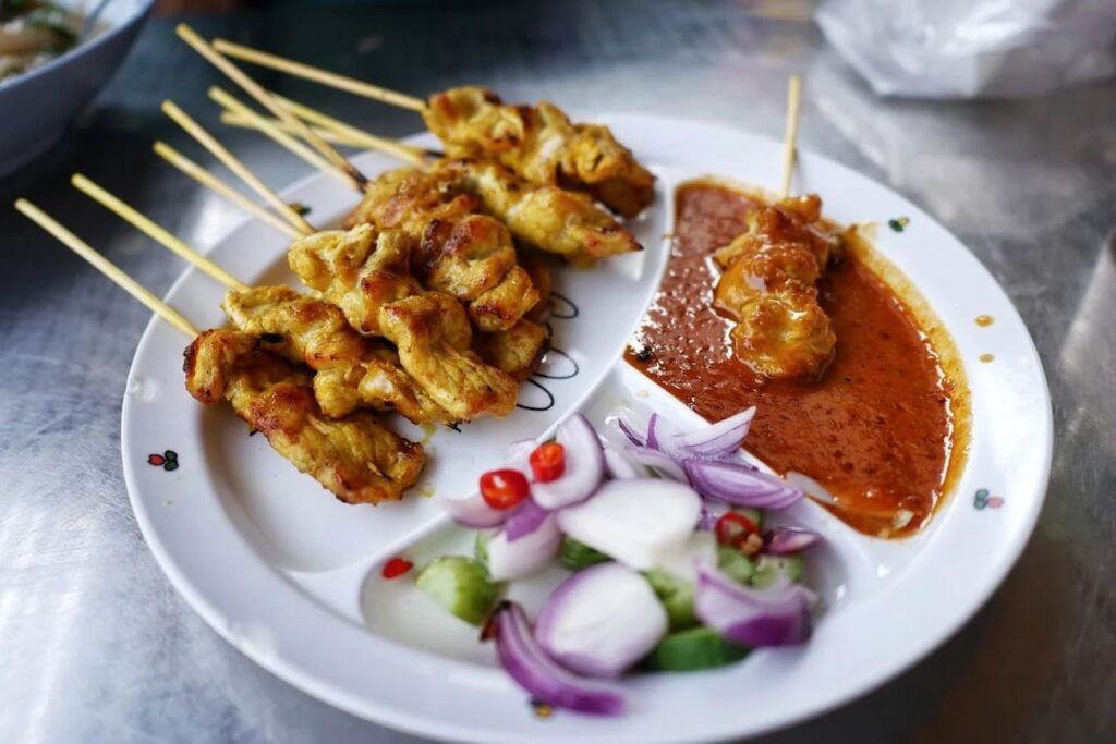 9. Rad Na Yot Phak 40 Years - 10 ร้านอาหารน่าลองในห้างแฮปปี้แทท บางนา (Happitat) อร่อยจัดเต็ม หลากสไตล์