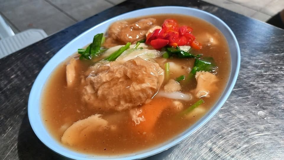 9. Rad Na Yot Phak 40 Years - 10 ร้านอาหารน่าลองในห้างแฮปปี้แทท บางนา (Happitat) อร่อยจัดเต็ม หลากสไตล์